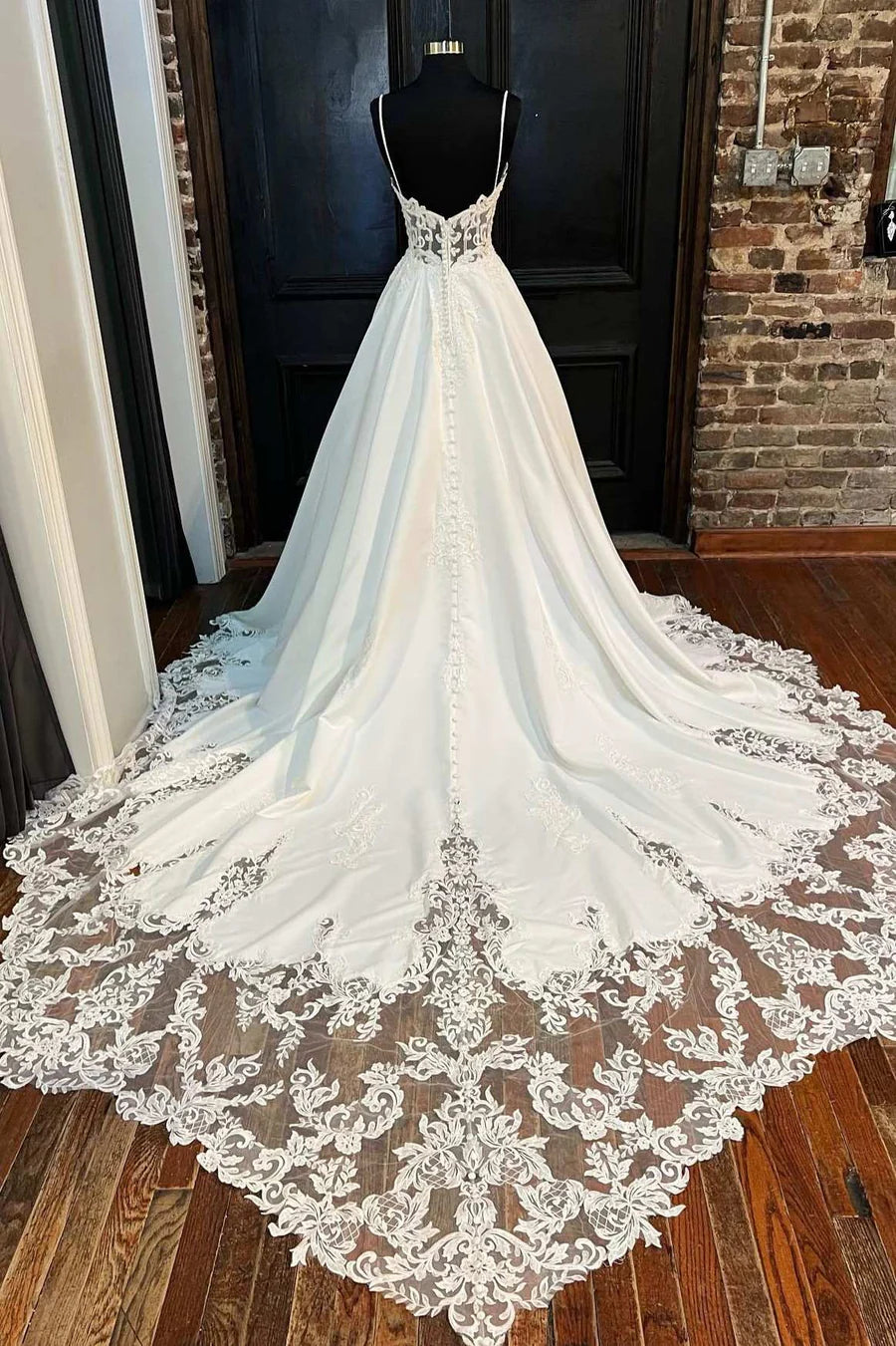 Vestido de novia de encaje con escote en forma de corazón y espalda descubierta